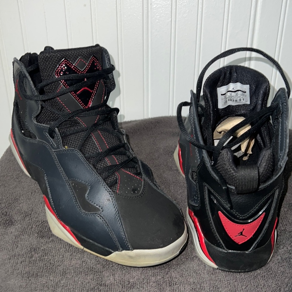 A pair of Jordan true flight retro bred sneakers for men size 11